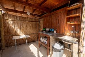 Una cocina con fregadero y encimera en una habitación. en Chobe Hideaway, en Kasinka 90 fotos más
