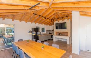 een eetkamer met een grote houten tafel en stoelen bij Villa Lea-Makarska by Villas Guide in Grubine
