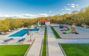 een afbeelding van een zwembad met een speeltuin bij Villa Lea-Makarska by Villas Guide in Grubine +17 foto's