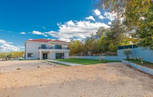 een groot wit huis met een rood dak bij Villa Lea-Makarska by Villas Guide in Grubine