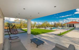 een grote woonkamer met uitzicht op een tuin bij Villa Lea-Makarska by Villas Guide in Grubine