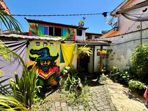 a house with a painting on the side of it at Casa Lee Hostel in Paraty