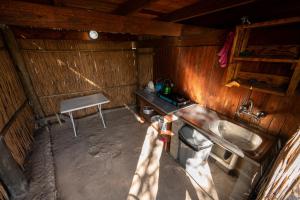 Vista superior de una cocina con fregadero y banco en Chobe Hideaway, en Kasinka