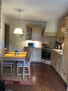 una cocina con mesa y sillas. en Auf Der Sonnenseite, en Zwota