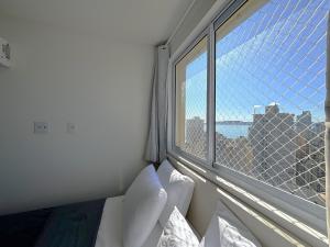 メイア・プライアにあるApto a 750m do Mar c/ varanda e churrasq. GVT2105の市街の景色を望む窓付きの客室です。