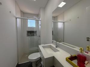 メイア・プライアにあるApto a 750m do Mar c/ varanda e churrasq. GVT2105の洗面台、トイレ、シャワー付きのバスルーム +12枚の写真