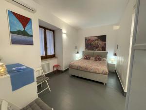 una camera da letto con un letto, un tavolo e una finestra di TOLEDO CENTER a Napoli Altre 105 foto