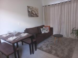 uma sala de estar com um sofá e uma mesa em Perto da área central em Sinop mais 18 fotografias