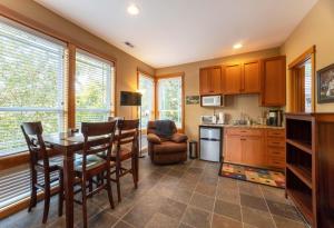eine Küche mit Tisch und Stühlen in einem Zimmer in der Unterkunft River Watch Getaway in Hood River