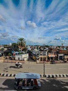 un coche circulando por una calle de una ciudad en Shri Mahaveer Residency, en Ayodhya