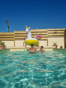 La alberca dentro o cerca de LES HAUTS DE BARROU Chambres d'Hotes