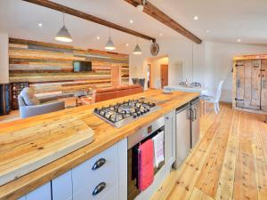 Η κουζίνα ή μικρή κουζίνα στο Madeline Angevine - Ukc3208