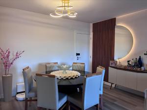 ein Esszimmer mit Tisch und Stühlen in der Unterkunft Sunshine 601 in Balneário Camboriú