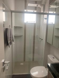 een badkamer met douche en toilet bij Sunshine 601 in Balneário Camboriú +8 foto's