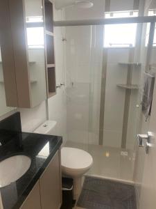 een badkamer met toilet en glazen douche bij Sunshine 601 in Balneário Camboriú