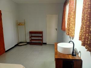 La salle de bains est pourvue d'un lavabo blanc. dans l'établissement Bovenhuis Masusa, à Paramaribo 6 autres photos