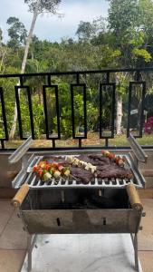 een grill met vlees en groenten erop bij Refúgio na Floresta in Manaus