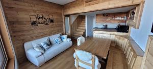 ein Wohnzimmer mit Sofa und Tisch in der Unterkunft White Relax in Pila