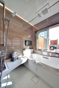 een badkamer met een bad en een groot raam bij Manazuru ALOHA - Vacation STAY 12678v in Manazuru
