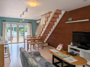 een woonkamer met een trap en een eetkamer bij Manazuru ALOHA - Vacation STAY 12678v in Manazuru
