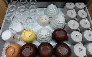 een lade vol kopjes, borden en bekers bij Manazuru ALOHA - Vacation STAY 12678v in Manazuru +14 foto's