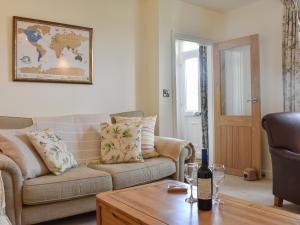 Khu vực ghế ngồi tại North Road Cottage