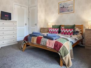 En eller flere senge i et værelse på Bold Venture Cottage + 17 billeder