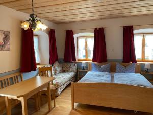 Postel nebo postele na pokoji v ubytování Homerhof - Hofmann Johann junior | Chiemgau Karte