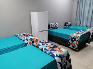 ダーバンにあるV P Family Trustの部屋にベッドが3つある部屋