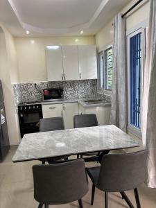 Kuchyň nebo kuchyňský kout v ubytování Kotu Heights Apartments + 44 fotografií