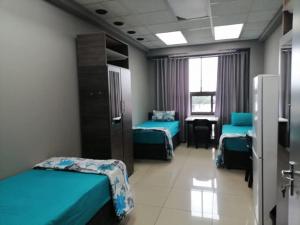 ダーバンにあるV P Family Trustのベッド2台と窓のある病室です。