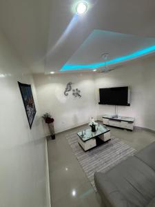 TV a/nebo společenská místnost v ubytování Kotu Heights Apartments