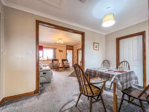 ein Esszimmer mit Tisch und Stühlen in der Unterkunft Laxdale Cottage in Leverburgh
