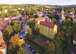 uma vista superior de uma cidade com um edifício em Apartmán v pekárně em Vejprty