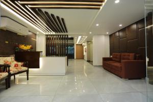 a lobby with a couch and a reception desk at Hotel Keshav Residency - Medicity Gurugram, near Medanta Hospital in Gurgaon +291 photos
