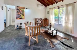 a living room with a chair and a table at Encanto Rural Keen in Luján