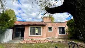 a home with a pink house at Encanto Rural Keen in Luján