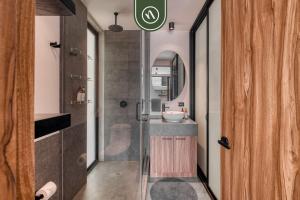 Et badeværelse på Brand New 2 BR Condo in Roma Norte - Rooftop + 29 billeder