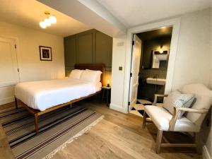 Postel nebo postele na pokoji v ubytování Willow Lodge Cashel- Rock View-Sleeps 8 guests-Spacious- Cosy