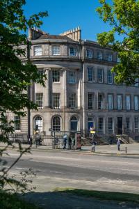 een groot gebouw aan de kant van een straat bij Windsor Street Apartment in Edinburgh