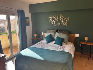 Ένα ή περισσότερα κρεβάτια σε δωμάτιο στο LES HAUTS DE BARROU Chambres d'Hotes