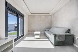 ein Schlafzimmer mit einem Bett und einem Fenster in der Unterkunft Villa Infinity 1 in Chiclana de la Frontera + 16 Fotos