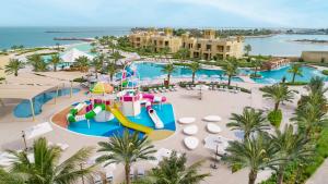 Bazén v ubytování Sofitel Al Hamra Beach Resort nebo v jeho okolí