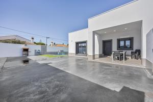 eine leere Einfahrt vor einem weißen Haus in der Unterkunft Villa Infinity 1 in Chiclana de la Frontera