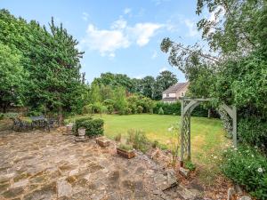 einen Garten mit einer Pergola und einer Liegewiese in der Unterkunft Springvale in Cardross