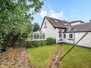 ein weißes Haus mit einem Zaun und einem Hof in der Unterkunft Springvale in Cardross