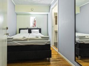 Tempat tidur dalam kamar di Mosebacke Hostel