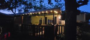 ein Haus mit Lichtern darüber in der Nacht in der Unterkunft Mobil-home climatisé 4 pers 2 chambres in Messanges