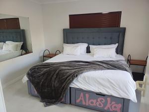 Postel nebo postele na pokoji v ubytování Greens Golf Course Apartment