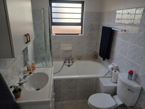 Koupelna v ubytování Greens Golf Course Apartment + 6 fotografií